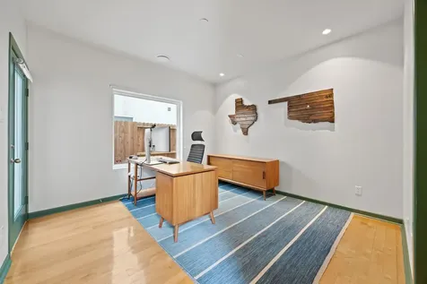 5628 Kiam Street B Houston TX 77007