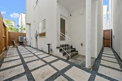 5628 Kiam Street B Houston TX 77007