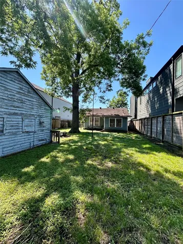 1119 E 25th Street Houston TX 77009