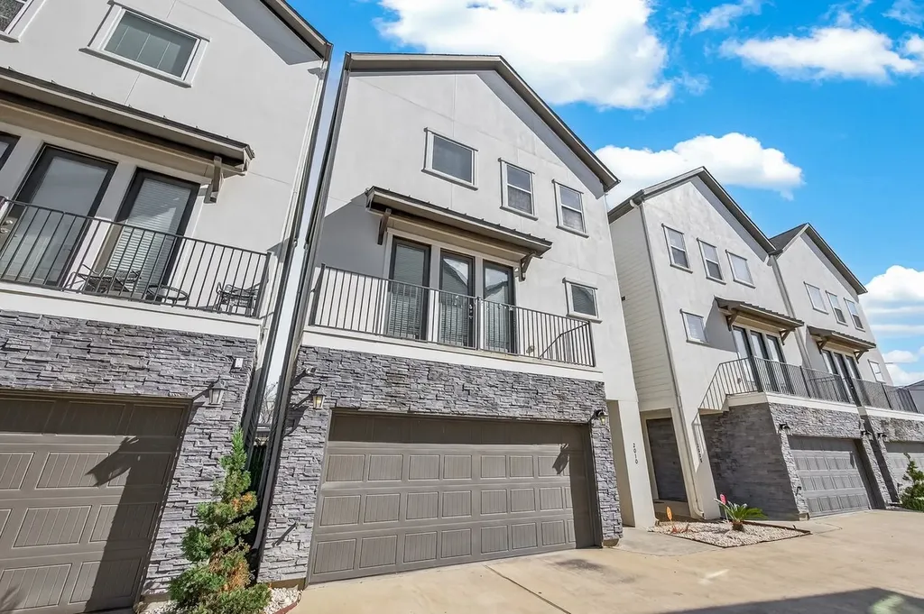 2010 Saint Charles Street Houston TX 77003