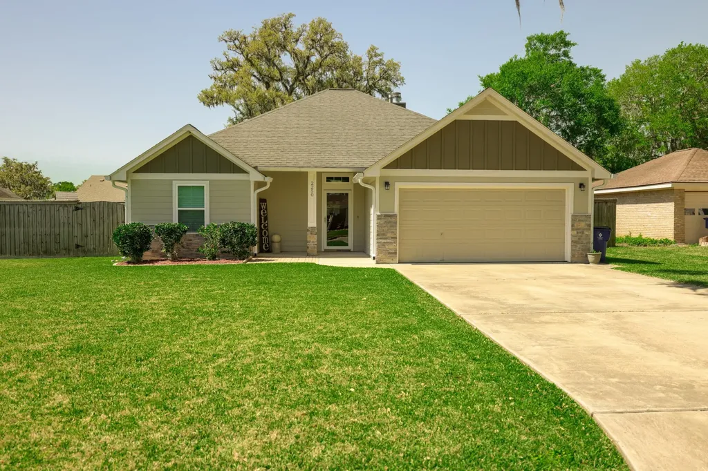 2250 Lake Forrest Drive West Columbia TX 77486