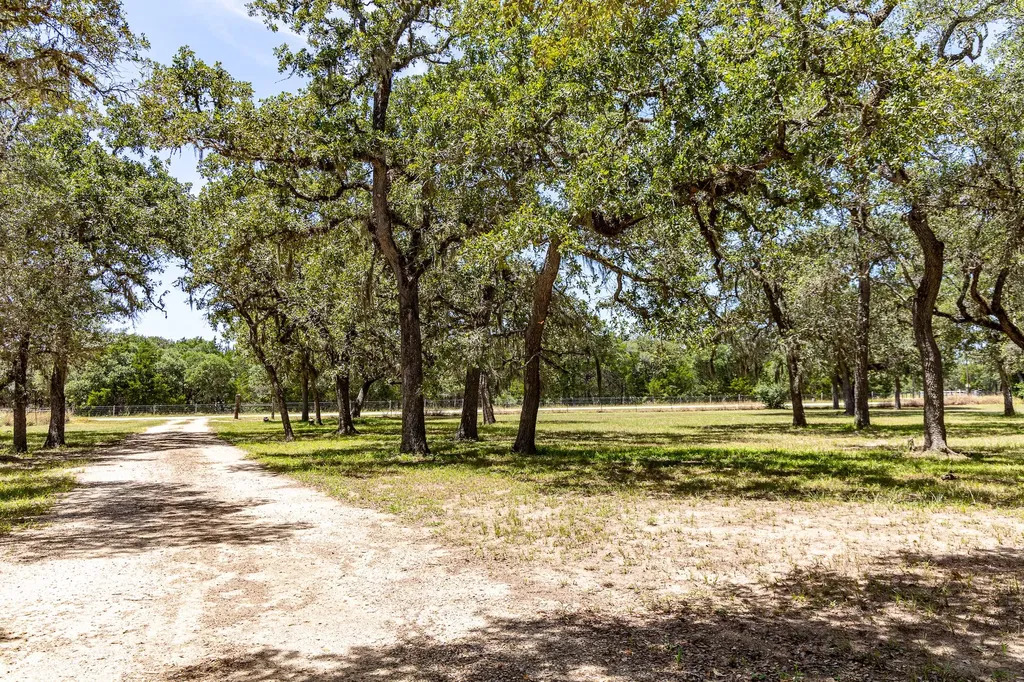 14751 Fm 530 Hallettsville TX 77964