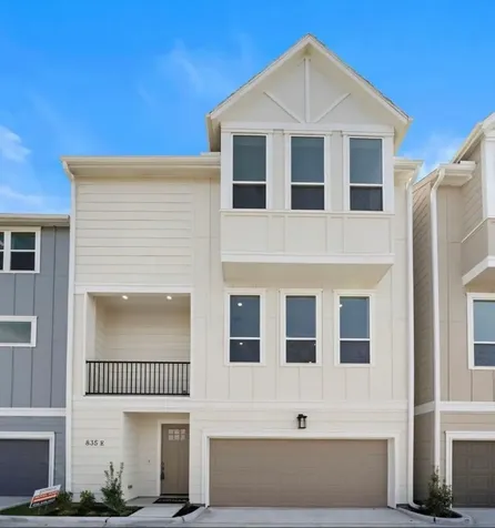 835 Elkhart Street B Houston TX 77091