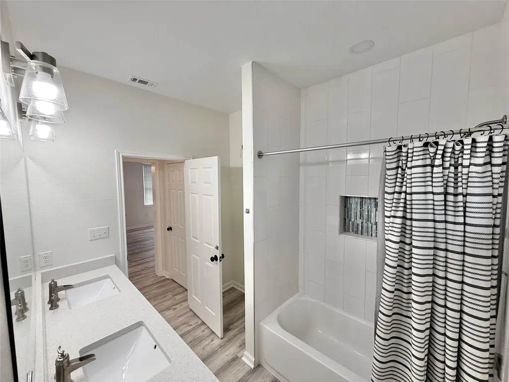 1401 W 7th Street Taylor TX 76574