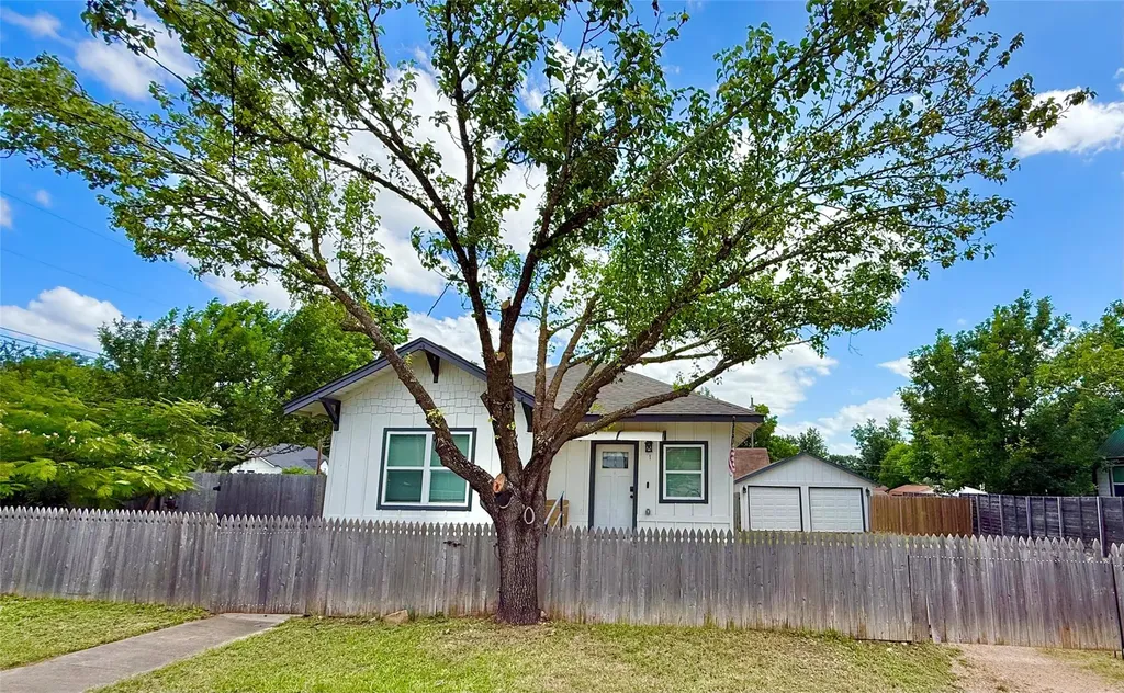 1401 W 7th Street Taylor TX 76574
