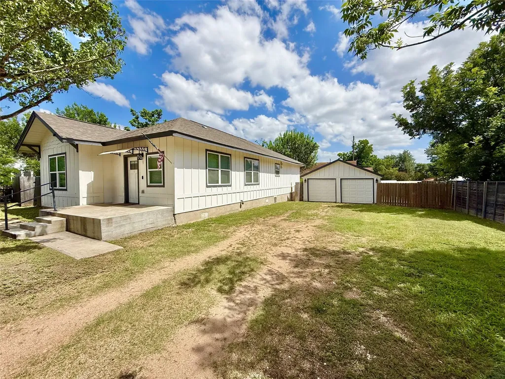 1401 W 7th Street Taylor TX 76574