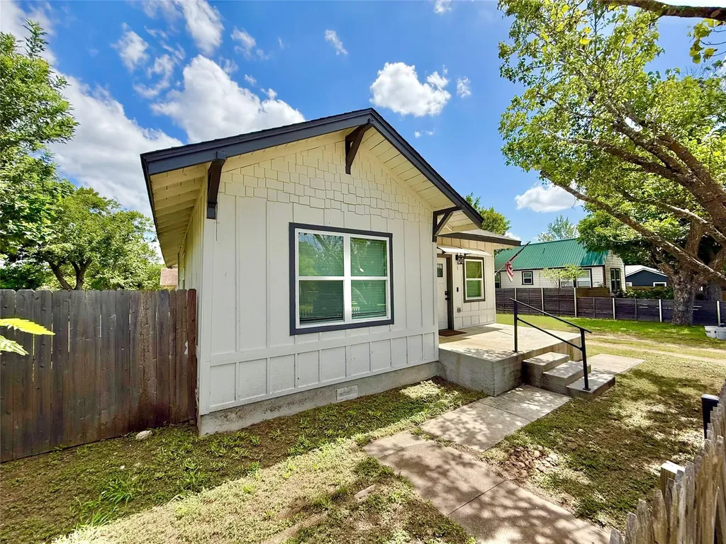 1401 W 7th Street Taylor TX 76574
