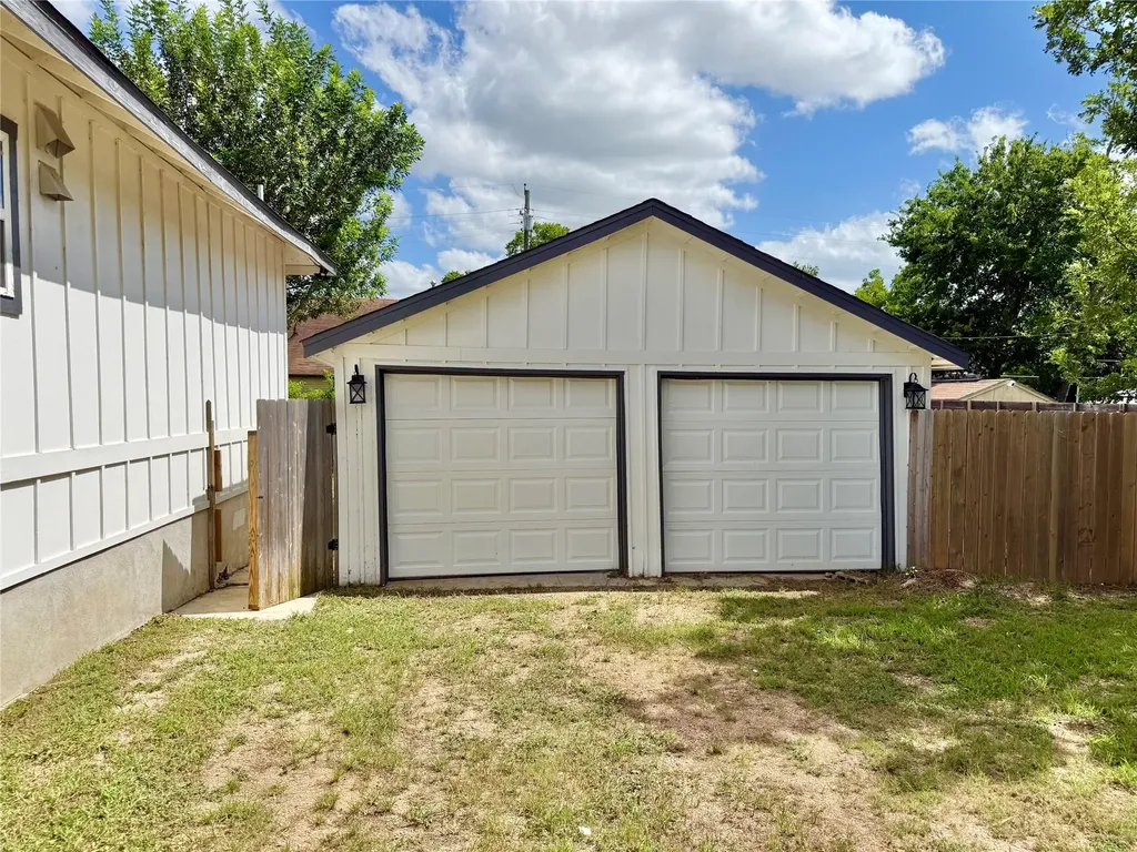 1401 W 7th Street Taylor TX 76574
