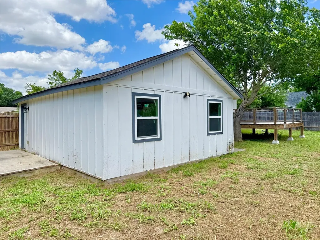 1401 W 7th Street Taylor TX 76574