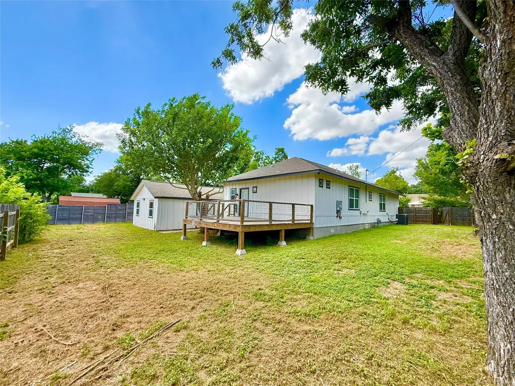 1401 W 7th Street Taylor TX 76574