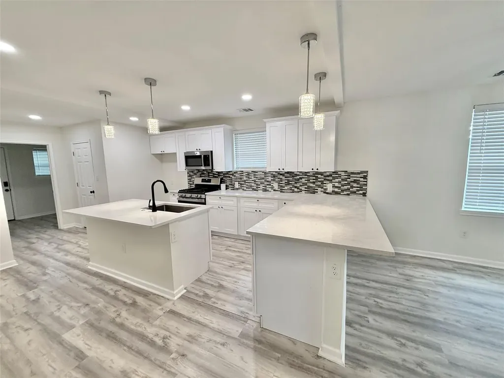 1401 W 7th Street Taylor TX 76574