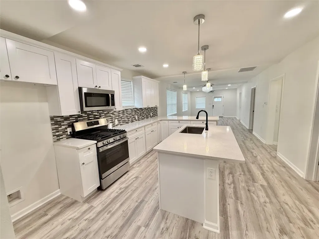 1401 W 7th Street Taylor TX 76574