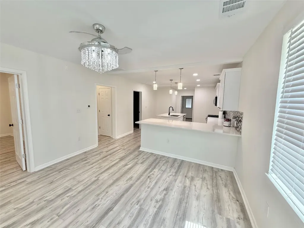 1401 W 7th Street Taylor TX 76574