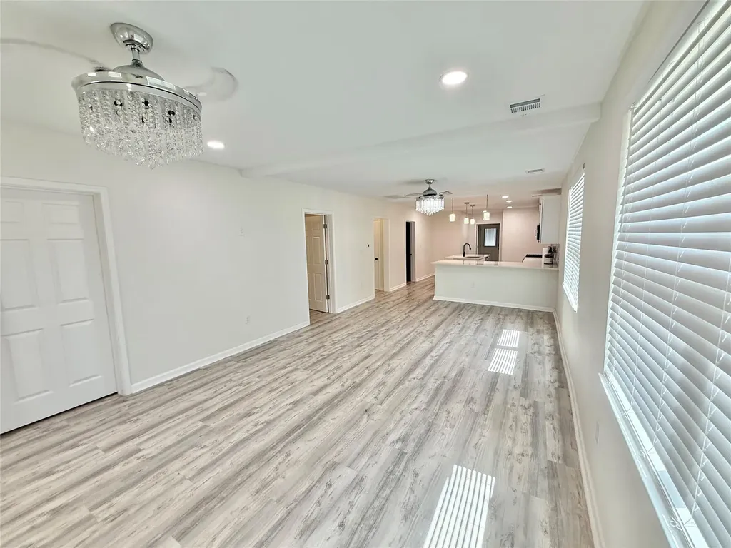 1401 W 7th Street Taylor TX 76574