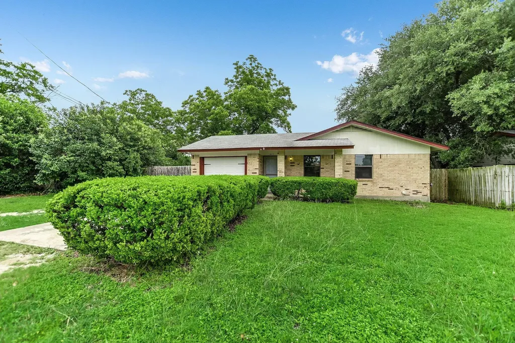 1405 Adams Street Taylor TX 76574