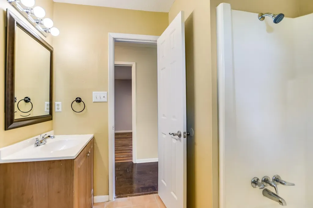 1405 Adams Street Taylor TX 76574