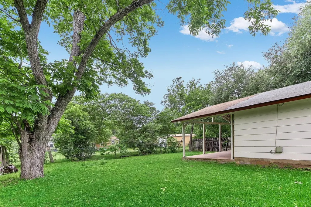 1405 Adams Street Taylor TX 76574