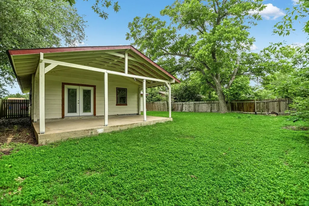1405 Adams Street Taylor TX 76574