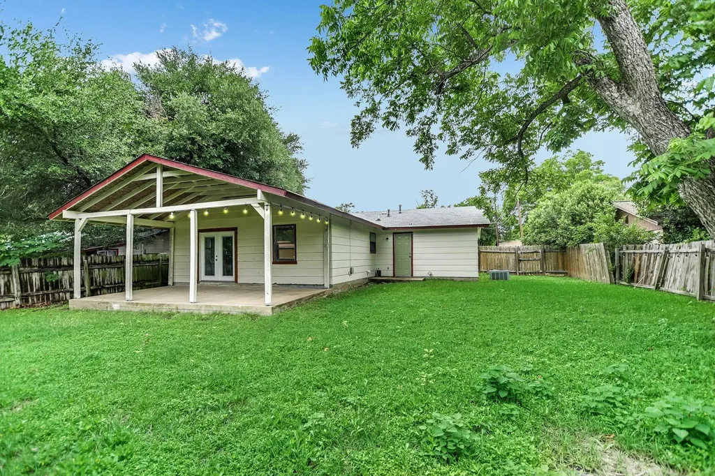 1405 Adams Street Taylor TX 76574