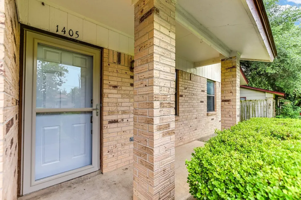 1405 Adams Street Taylor TX 76574