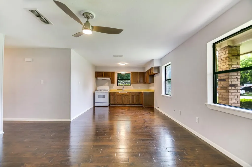 1405 Adams Street Taylor TX 76574