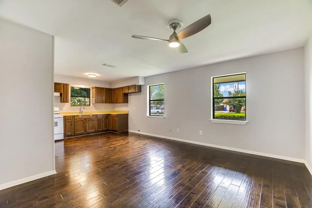 1405 Adams Street Taylor TX 76574