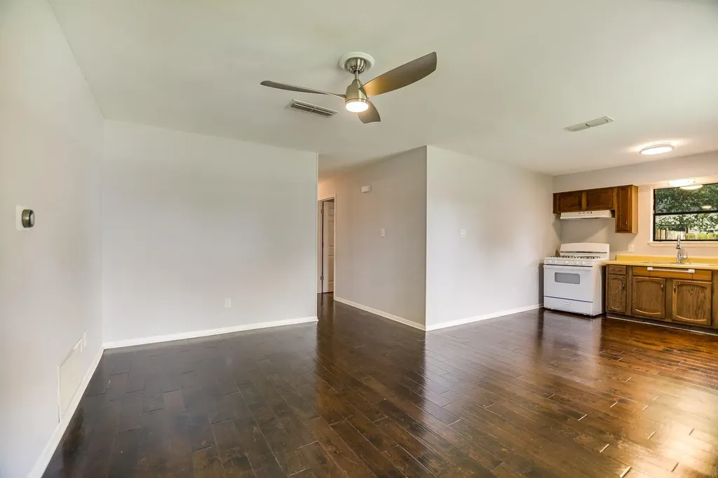 1405 Adams Street Taylor TX 76574