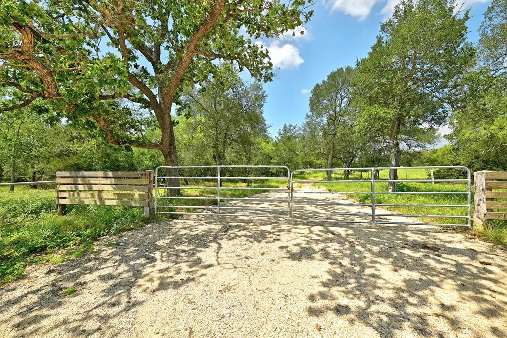 544 Coastal Lane Luling TX 78648