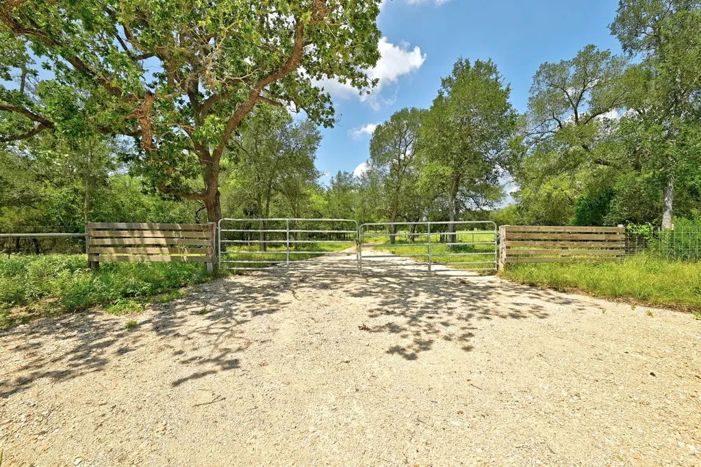 544 Coastal Lane Luling TX 78648