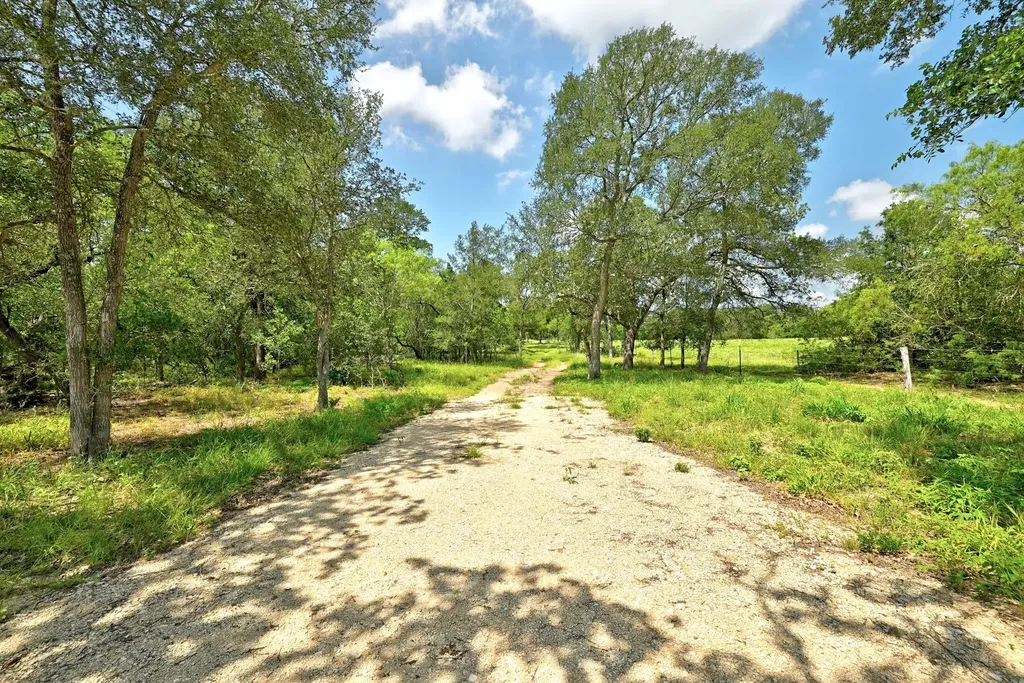 544 Coastal Lane Luling TX 78648