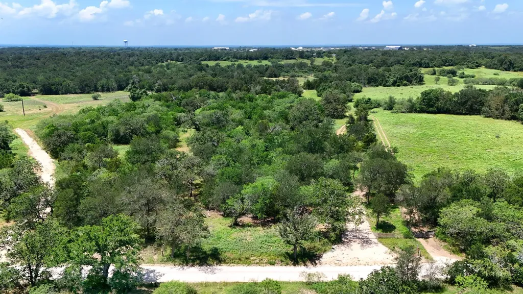544 Coastal Lane Luling TX 78648