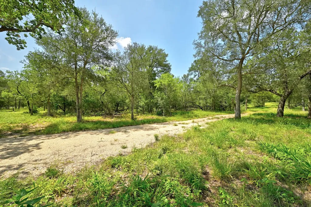 544 Coastal Lane Luling TX 78648
