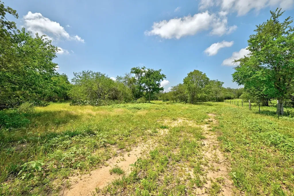 544 Coastal Lane Luling TX 78648