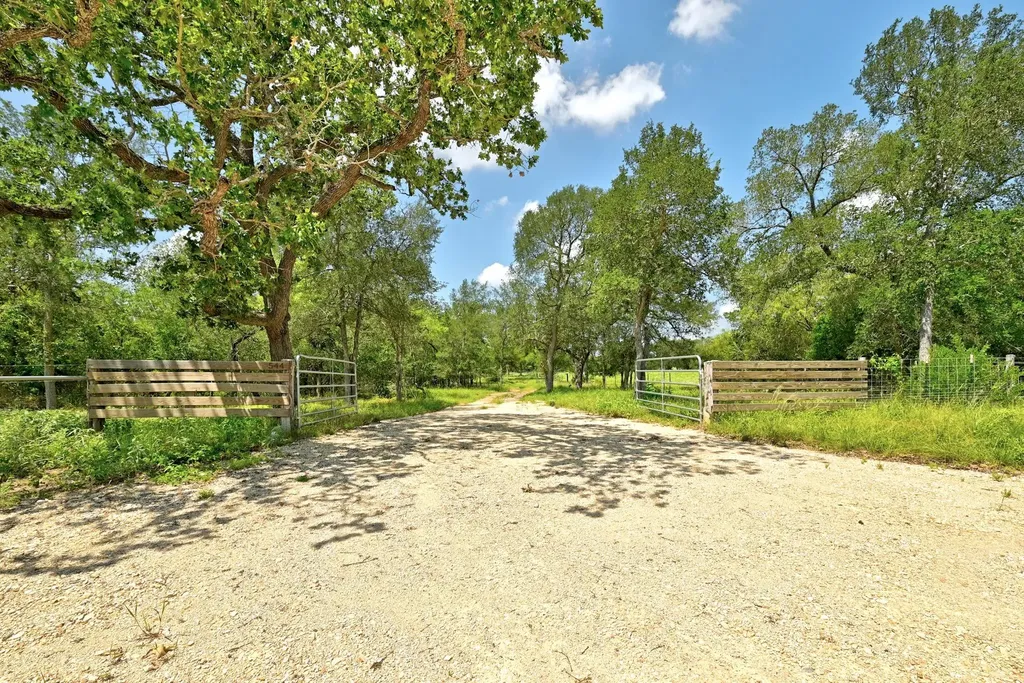 544 Coastal Lane Luling TX 78648
