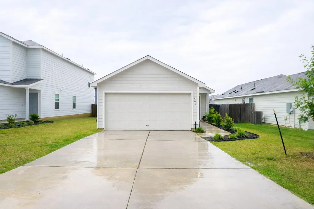 609 Marty Allen Loop Jarrell TX 76537