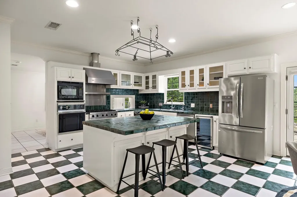 901 Lauder Drive Spicewood TX 78669