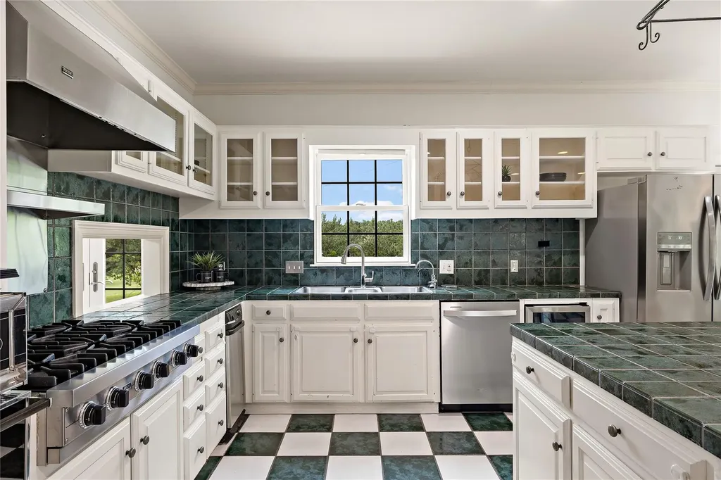 901 Lauder Drive Spicewood TX 78669