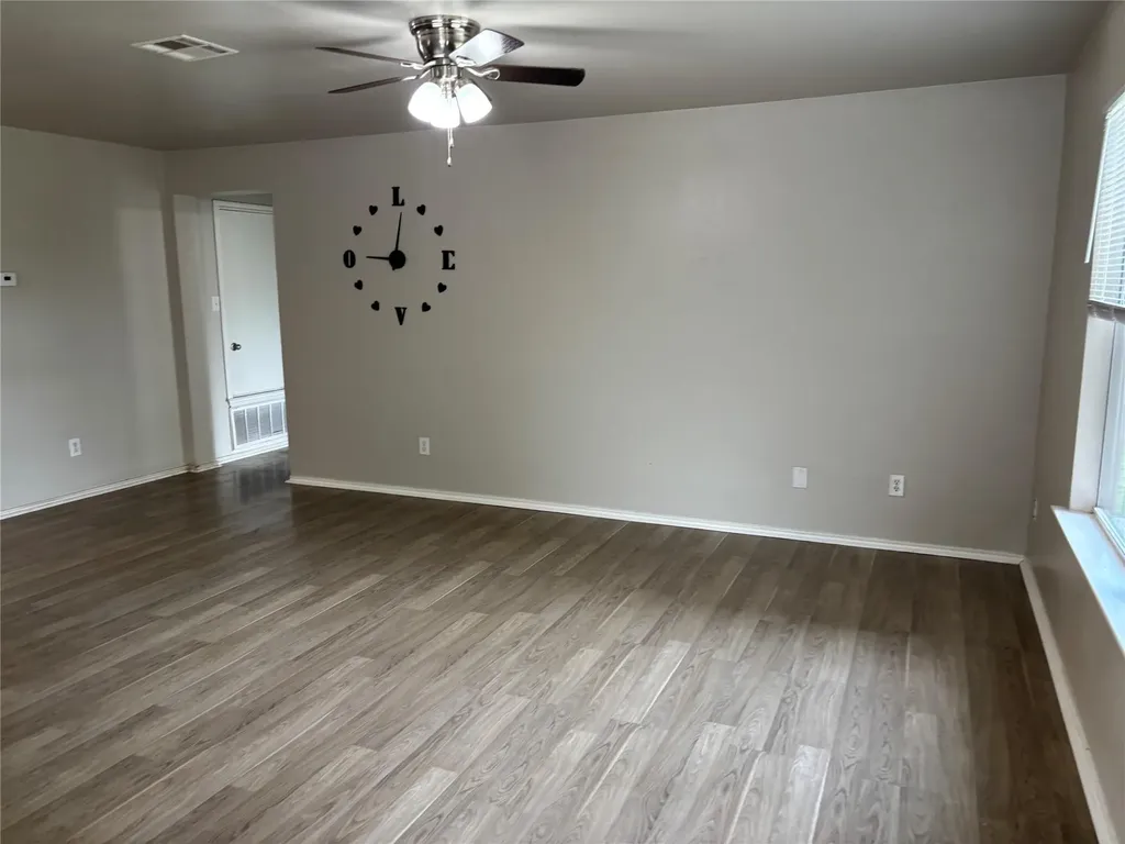 2101 Whistling Way Taylor TX 76574