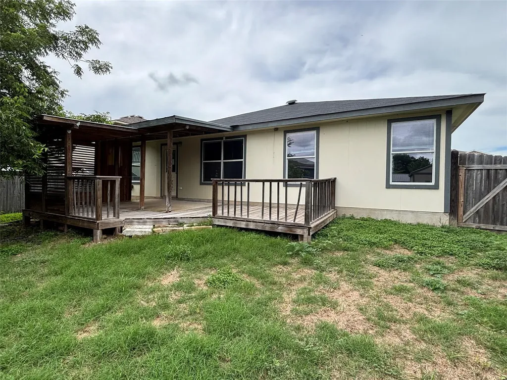 2101 Whistling Way Taylor TX 76574