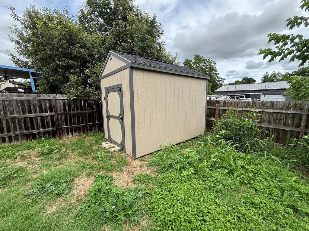 2101 Whistling Way Taylor TX 76574