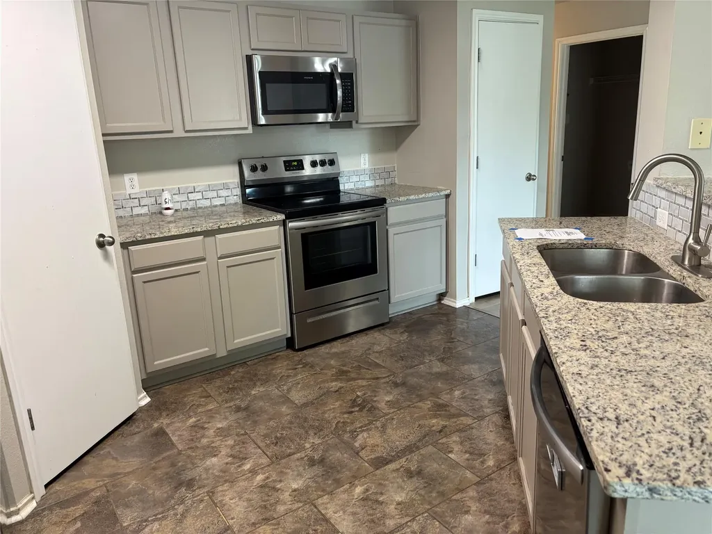 2101 Whistling Way Taylor TX 76574