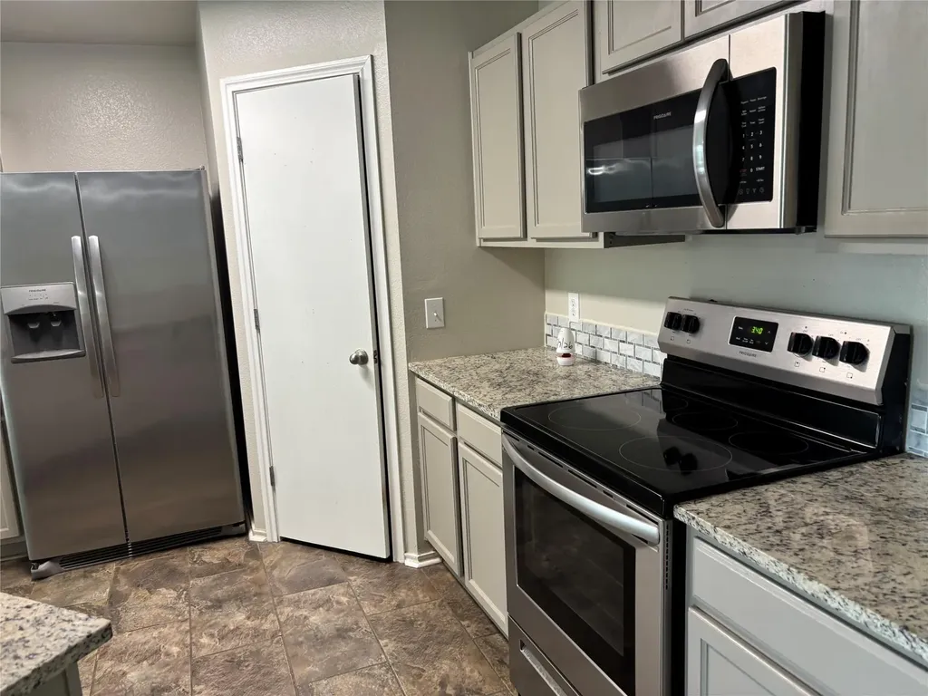 2101 Whistling Way Taylor TX 76574