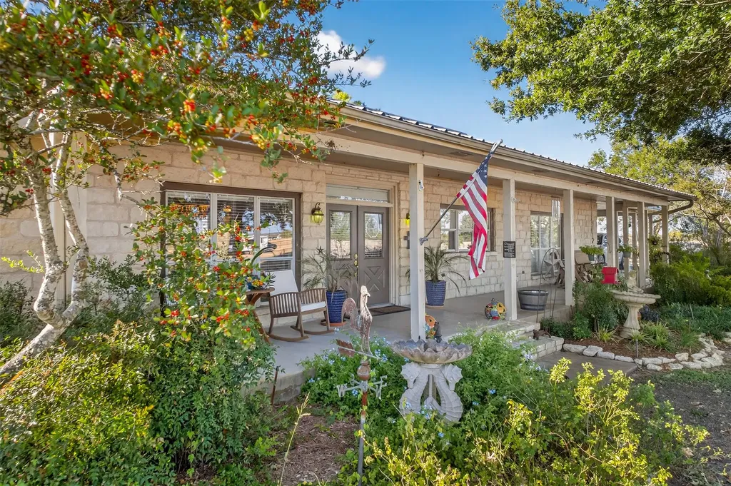 672 County Road 447 Waelder TX 78959