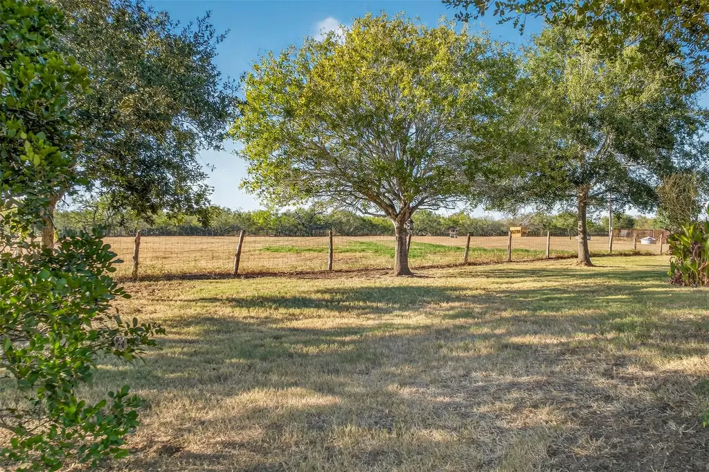 672 County Road 447 Waelder TX 78959