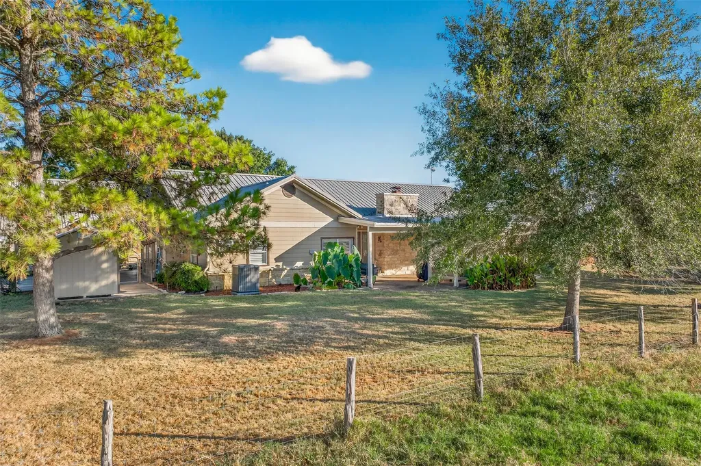 672 County Road 447 Waelder TX 78959
