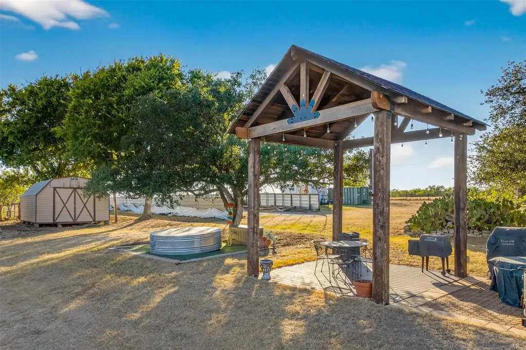 672 County Road 447 Waelder TX 78959