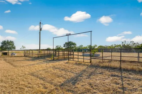 672 County Road 447 Waelder TX 78959