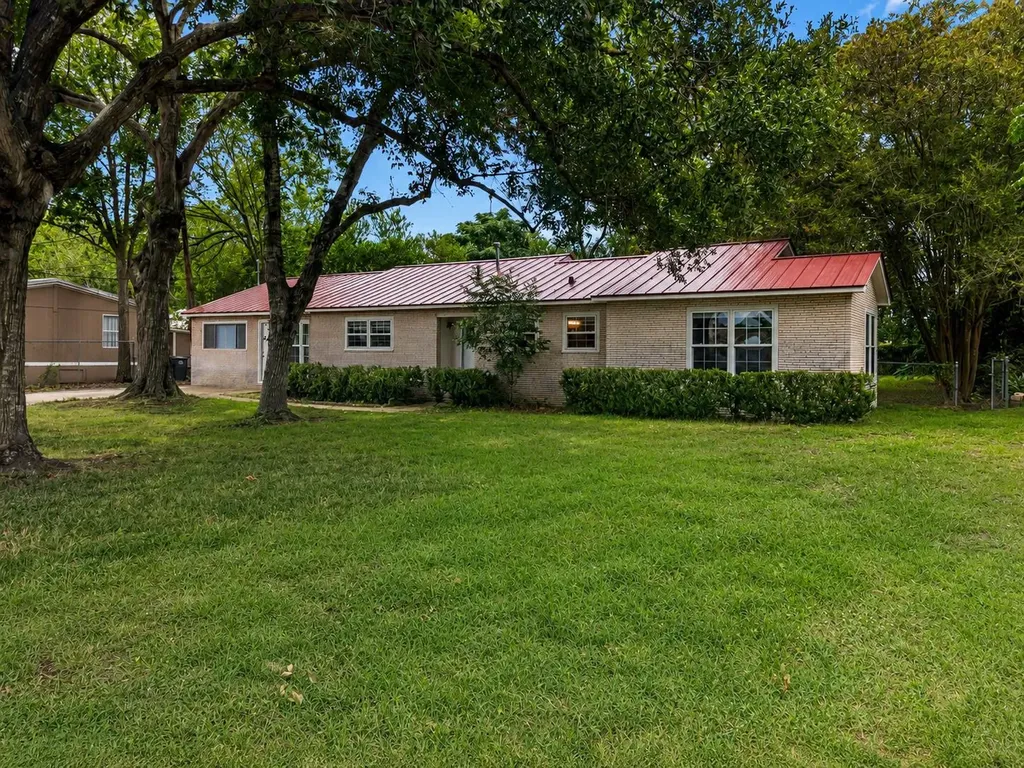 709 NE Tiger Lane Smithville TX 78957