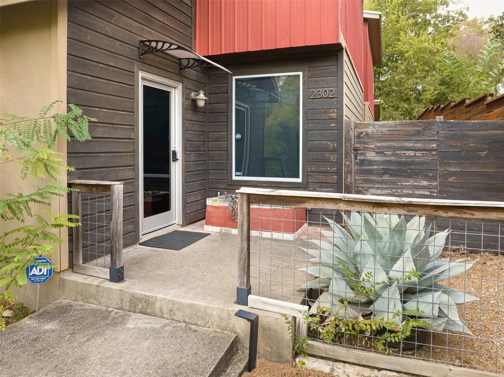 2302 E 9th Street Austin TX 78702
