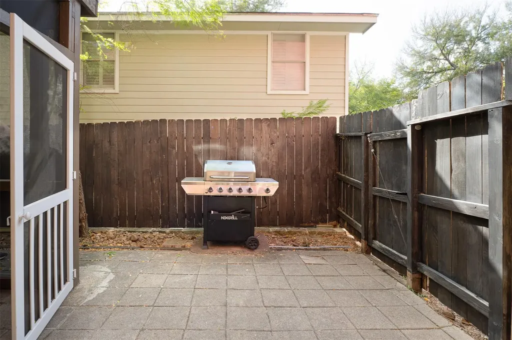 2302 E 9th Street Austin TX 78702